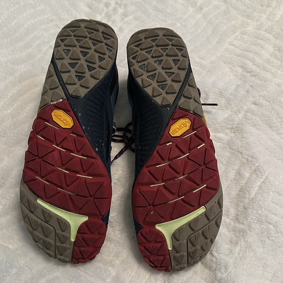 Like new. If you like a super lightweight sleek running shoe these are for you. - Picture 2 of 5